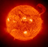 Image du soleil en lumire ultraviolette ralise par le satellite SOHO le 14 sept 1999